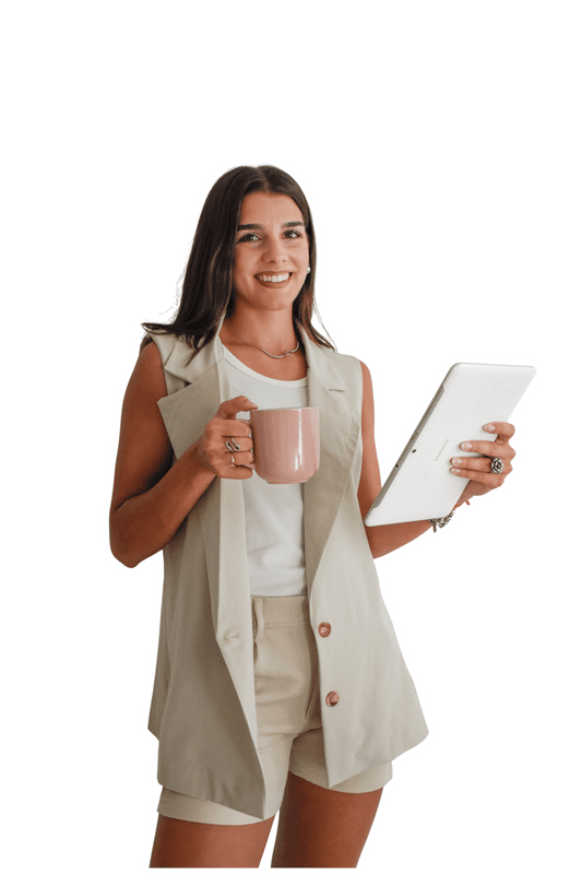 Valentina Seberino sosteniendo una taza y una tablet